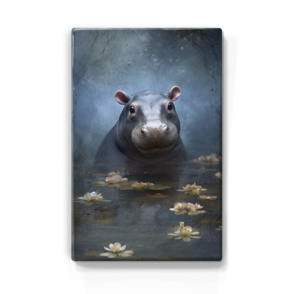 Dit is een afbeelding van een nijlpaard dat gedeeltelijk ondergedompeld is in het water. Het nijlpaard staat naar voren gericht, met alleen zijn hoofd en de bovenkant van zijn rug boven het wateroppervlak. De scène is sereen, met verschillende waterlelies die verspreid rondom het dier liggen. De achtergrond heeft een gedempt palet van blauwe en grijze tinten, wat wijst op schemerlicht of het licht bij dageraad en creëert de indruk van een mistige of nevelige omgeving. De stijl van het kunstwerk doet denken aan het impressionisme.