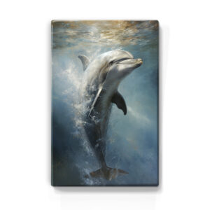 Deze afbeelding toont een dolfijn die zwemt in de zee. Het kunstwerk vangt de dolfijn in beweging met een realistische stijl en benadrukt de speelsheid en intelligentie waar dolfijnen bekend om staan. Het licht dat van boven het wateroppervlak doorschijnt, creëert een natuurlijke en rustige sfeer. Deze afbeelding zou geassocieerd kunnen worden met thema's als het zeeleven, vrijheid en de schoonheid van de natuur.