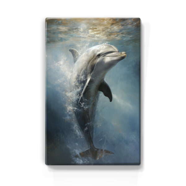 Deze afbeelding toont een dolfijn die zwemt in de zee. Het kunstwerk vangt de dolfijn in beweging met een realistische stijl en benadrukt de speelsheid en intelligentie waar dolfijnen bekend om staan. Het licht dat van boven het wateroppervlak doorschijnt, creëert een natuurlijke en rustige sfeer. Deze afbeelding zou geassocieerd kunnen worden met thema's als het zeeleven, vrijheid en de schoonheid van de natuur.