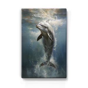 De afbeelding toont een realistische illustratie van een dolfijn die in de zee zwemt. De dolfijn is afgebeeld terwijl hij uit het water omhoog springt tegen een achtergrond van zonlicht dat door het wateroppervlak schijnt. De gebruikte kleuren suggereren dat het tafereel zich mogelijk in de late namiddag of vroege avond afspeelt, gezien de warme tonen in de lucht en de koele, donkere kleuren van het water.