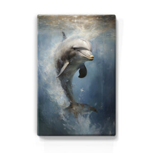 De afbeelding toont een realistische afbeelding van een dolfijn die door het water zwemt. Het onderwerp is centraal geplaatst en neemt het grootste deel van de ruimte in beslag. De dolfijn lijkt in beweging te zijn, met spetters water rondom zijn lichaam, wat de indruk wekt van dynamische beweging. De achtergrond heeft een vage weergave van de zee in verschillende tinten blauw, wat diepte geeft aan de scène.