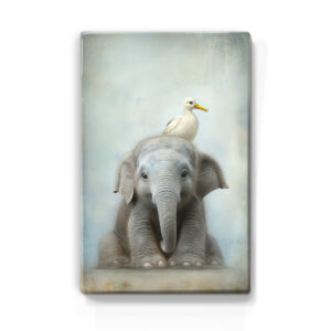 De afbeelding toont een schattige baby olifant die recht in de camera kijkt. De olifant lijkt te poseren tegen een zachte, waarschijnlijk bewerkte, lichtblauwe achtergrond die doet denken aan een geschilderd portret. Bovenop het hoofd van de olifant zit een kleine, gele vogel, die met een vredige blik voor zich uitkijkt. Het algemene gevoel van de afbeelding is vredig en sereen, met een vleugje van een ongewone vriendschap tussen de twee dieren.