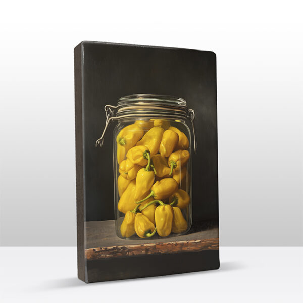 123. Gele pepers in een glazen pot op houten paneel(tje) - Afbeelding 2